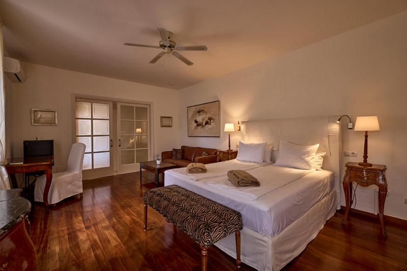 Deluxe King Room image 2