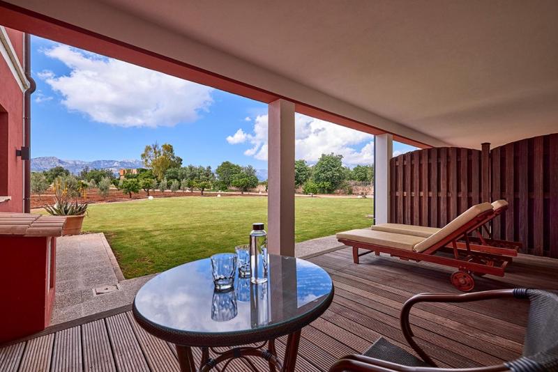 King Room with Garden View image 4