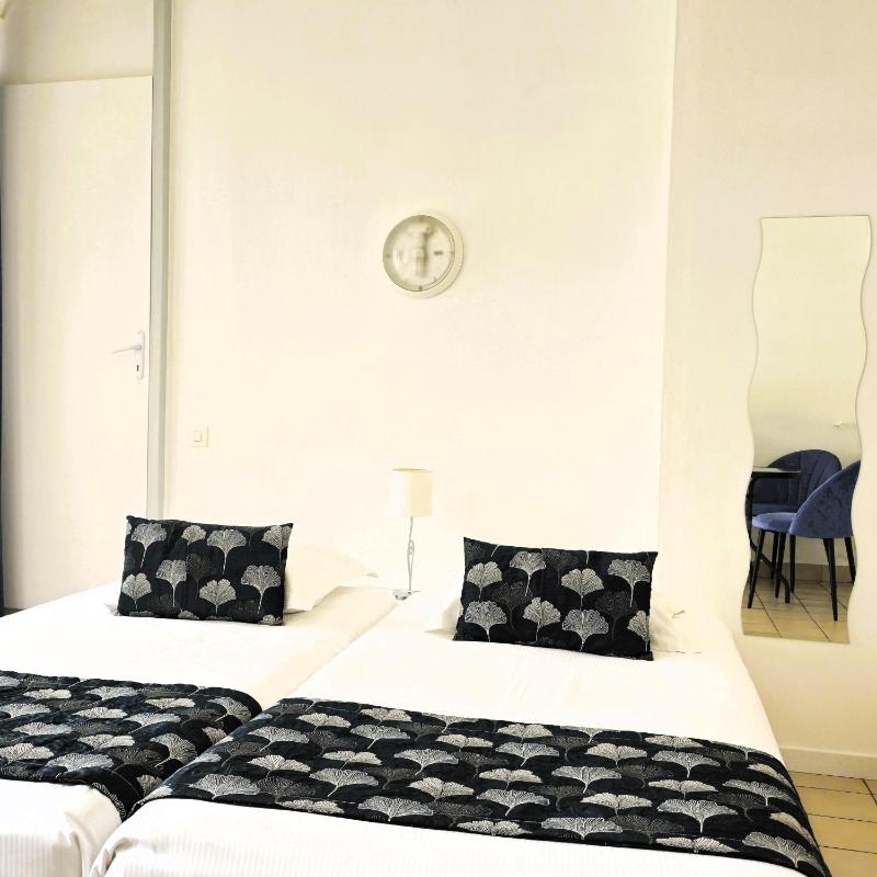 Twin Room image 2