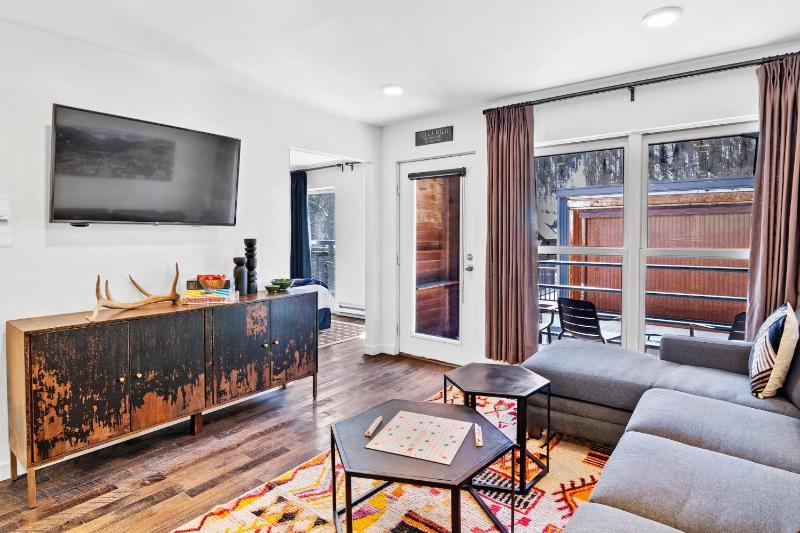 Top Floor Condo with Balcony - Steps To Lifts & Main Street condo - image 18