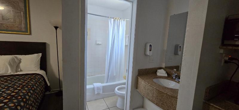 Queen Room image 3