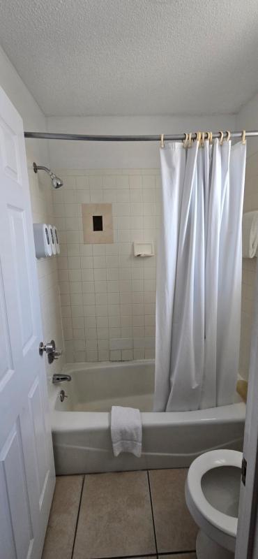 Queen Room image 2