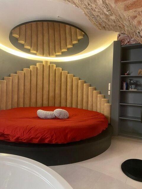 Deluxe Suite with Spa Bath image 3