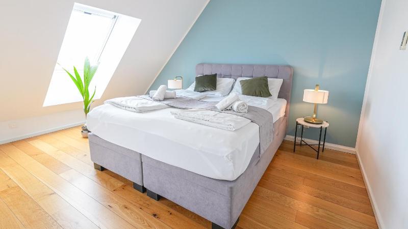 Large Duplex One-Bedroom Apartment with Shared Terrace image 1