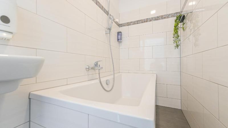 Large Duplex One-Bedroom Apartment with Shared Terrace image 3