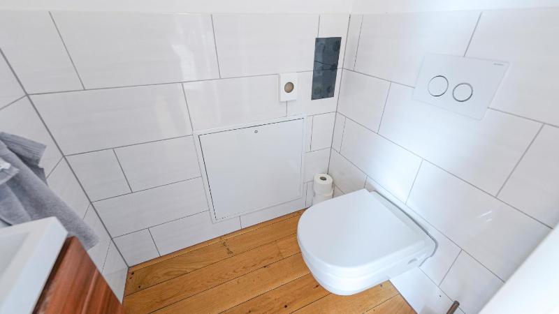 Large Duplex One-Bedroom Apartment with Shared Terrace image 2