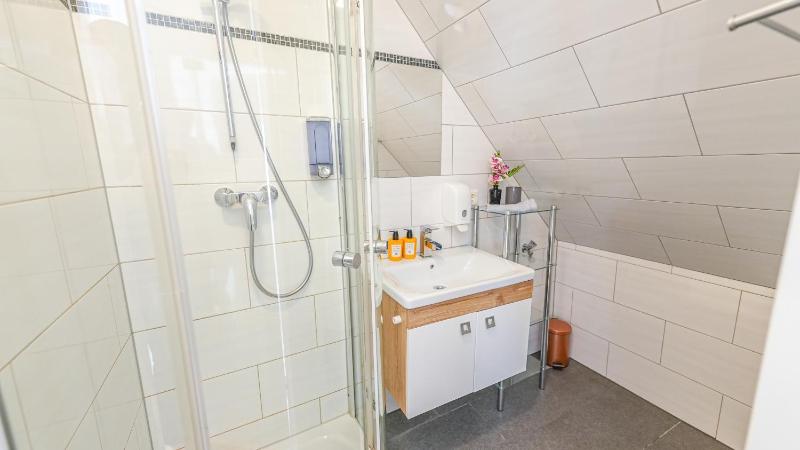 Duplex One-Bedroom Apartment with Shared Terrace image 4