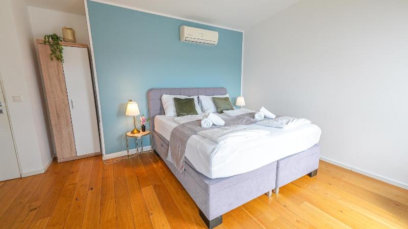 Duplex One-Bedroom Apartment with Shared Terrace image 1