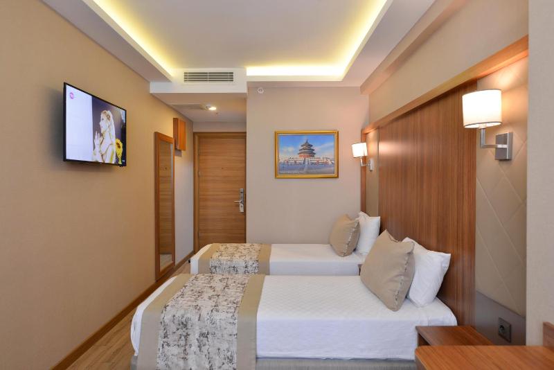 Deluxe Double Room with Two Double Beds image 1