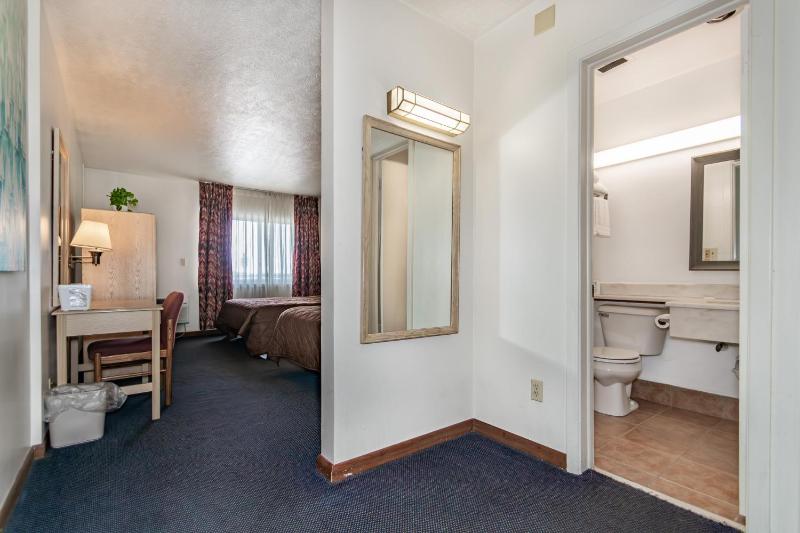 Queen Room image 2