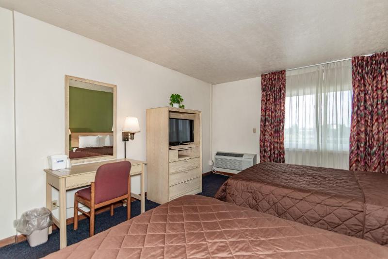 Queen Room with Two Queen Beds image 2