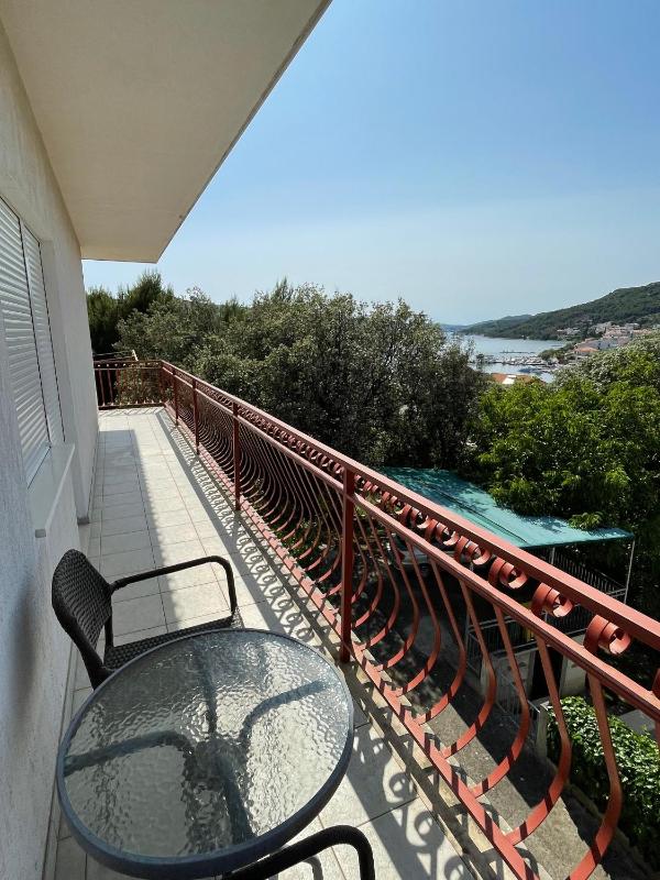 Three-Bedroom Apartment with Terrace and Sea View image 4
