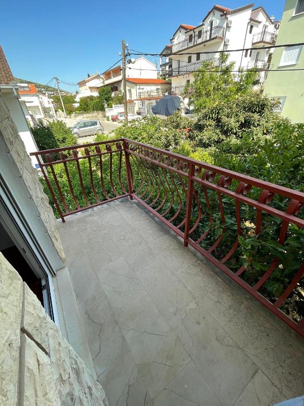 Three-Bedroom Apartment with Terrace and Sea View image 3