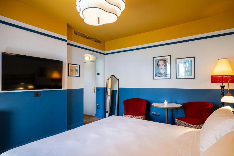 Deluxe King Room with Garden View image 4