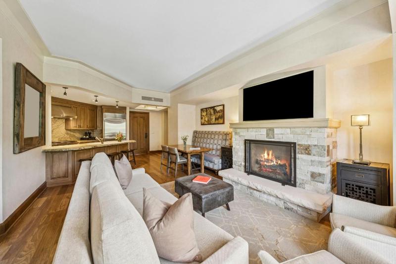 Large Deluxe King Room with Fireplace image 2