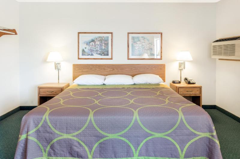 Budget Single KING Room image 2