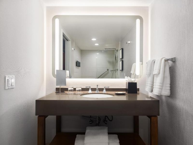 Traditional Guest Room, 2 Doubles image 3