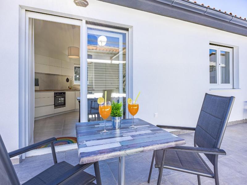Cosy apartment near Rock Beach - image 16