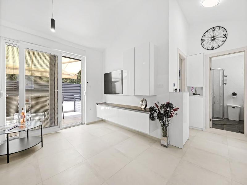 Apartment 100m from the beach - image 23
