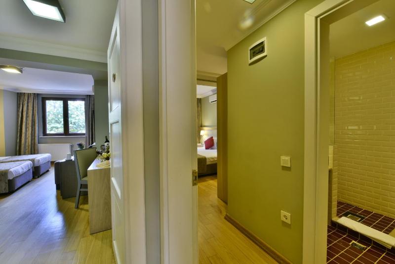 Connecting Family Room image 4