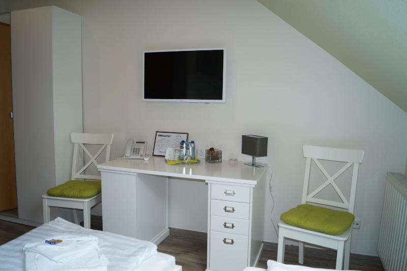 Twin Room image 4