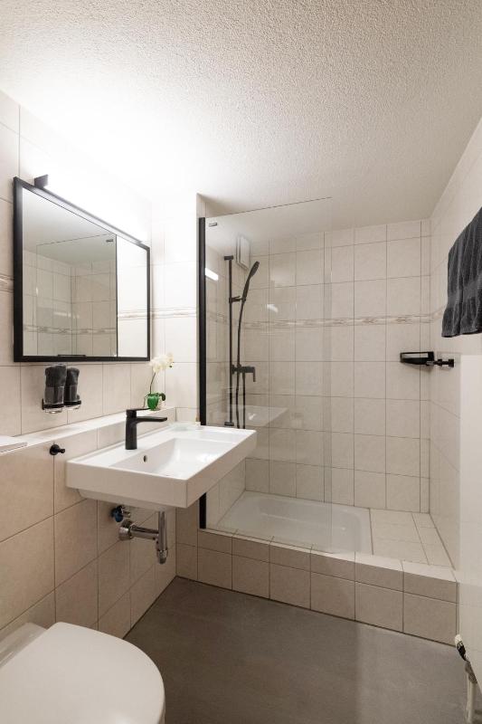 Double Room with Balcony and Lake View image 3