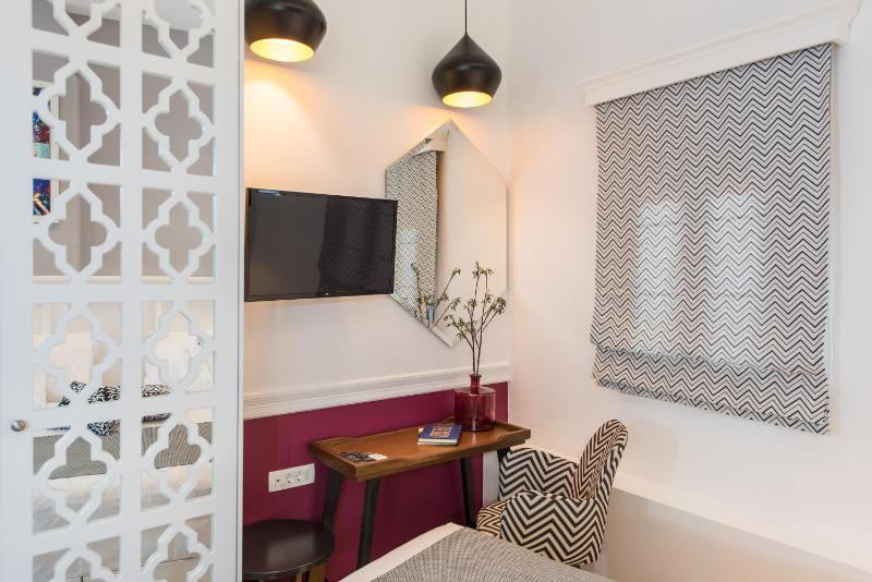 Classic Room with Hot Tub image 4