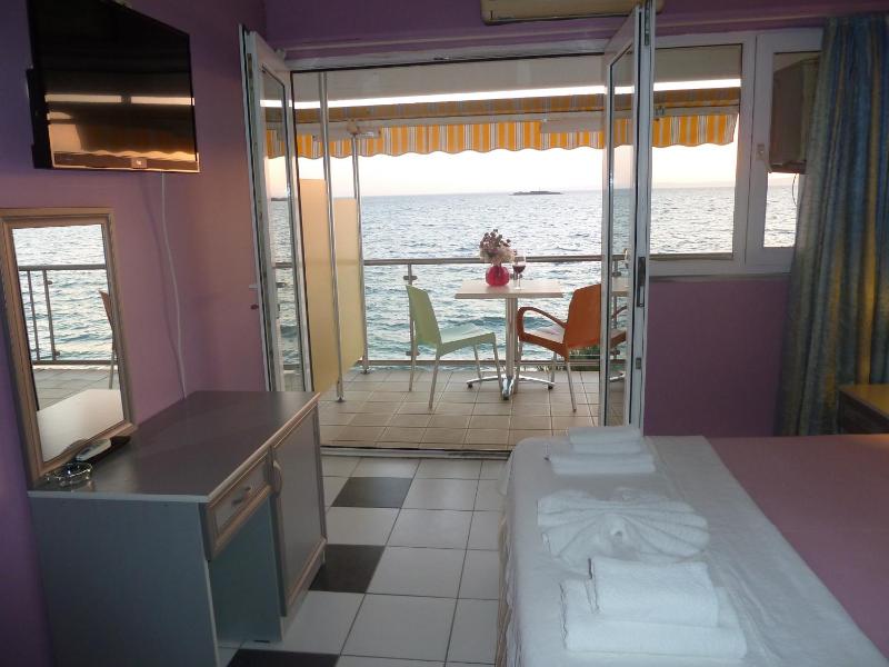 Deluxe Triple Room with Sea View image 2