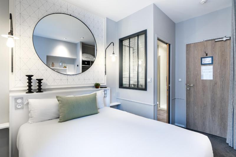 Standard Double Room image 3