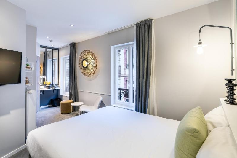 Deluxe Double Room image 3