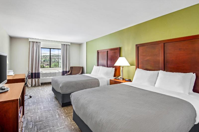 Queen Room with Two Queen Beds - Non-Smoking image 4