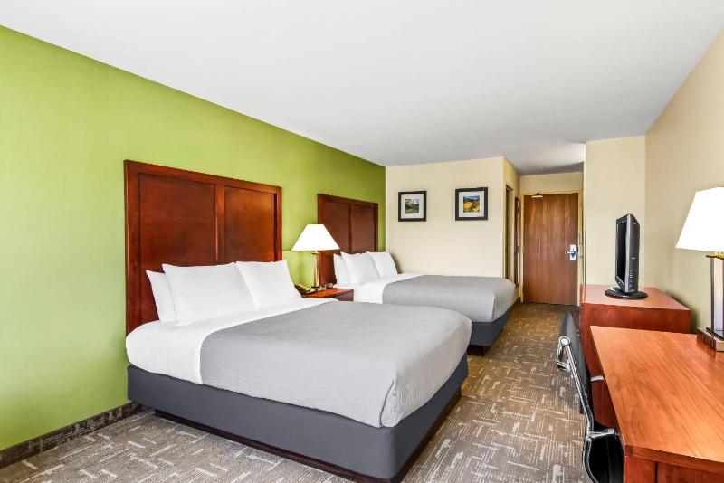 Queen Room with Two Queen Beds - Non-Smoking image 2