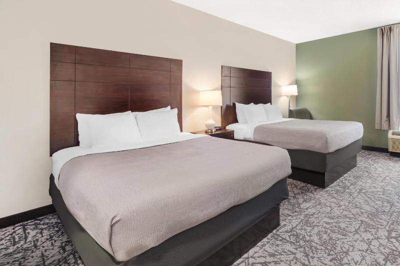 Queen Room with Two Queen Beds - Non-Smoking image 4