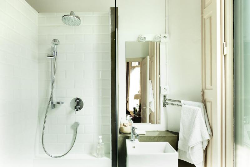 Deluxe Double Room with Balcony image 3