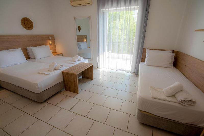 Triple Room with Garden View image 3