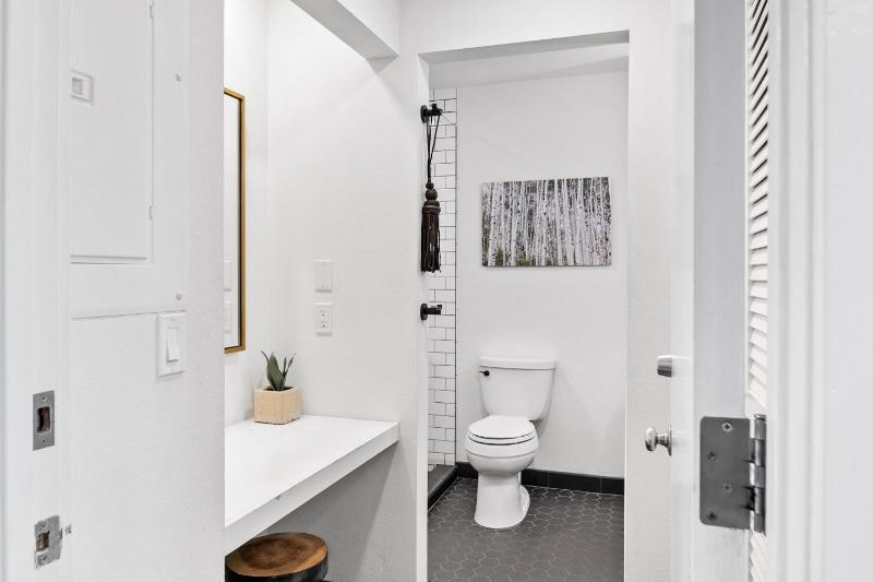 Top Floor Condo with Balcony - Steps To Lifts & Main Street condo - image 19