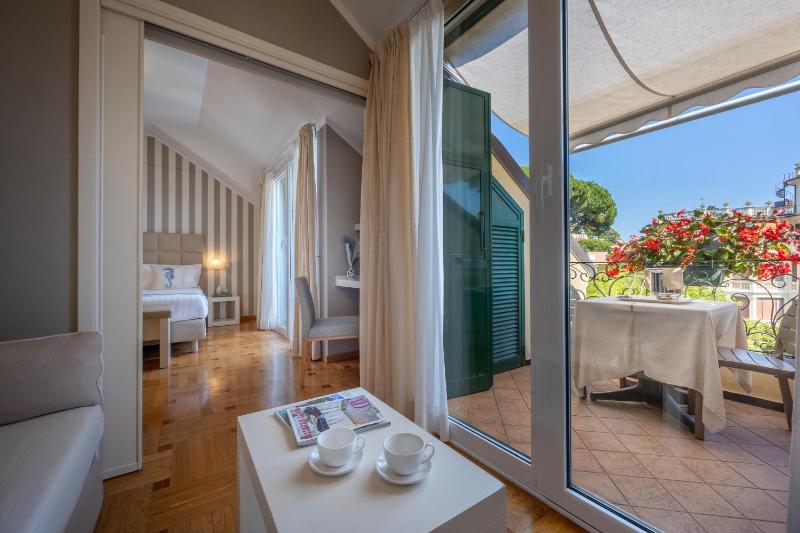 Junior Suite with Sea View and Beach Access image 3