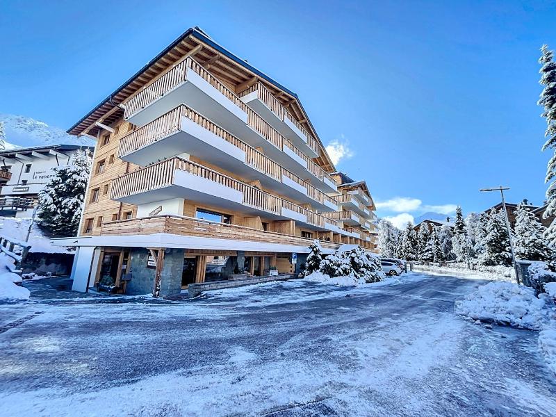 Three-Bedroom Apartment with Balcony and Mountain View   image 3