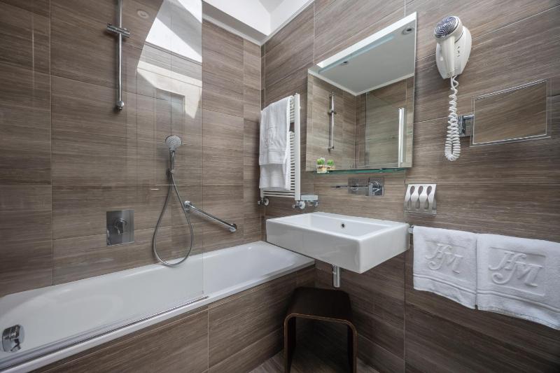 Junior Suite with Sea View and Beach Access image 4