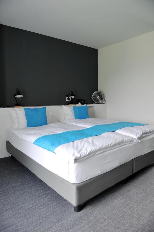 Standard Double Room image 3