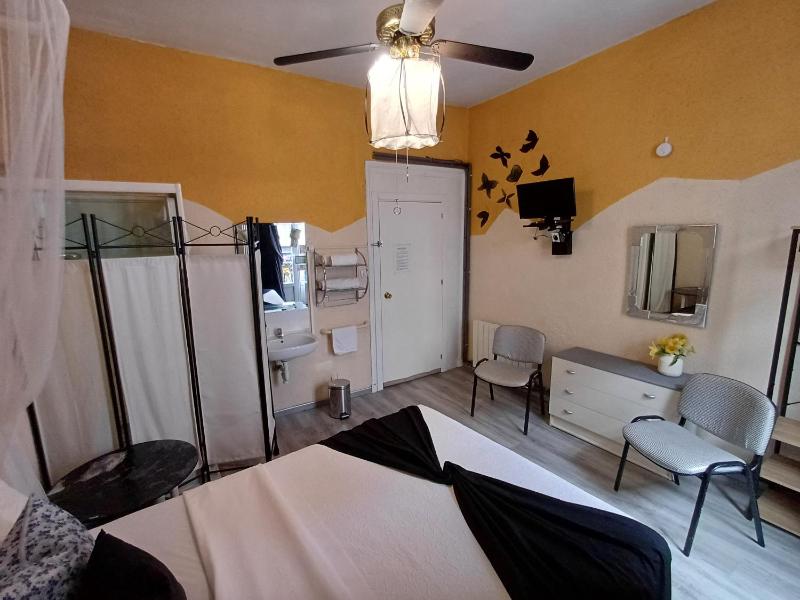 Double Room image 2