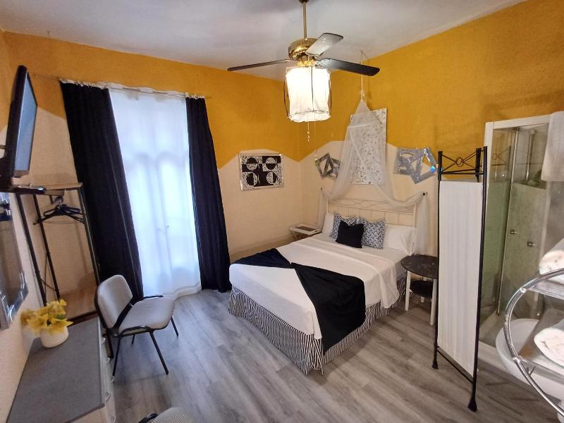 Double Room with Shower and shared Bathroom image 1