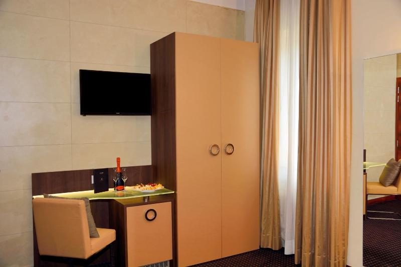 Single Room image 3