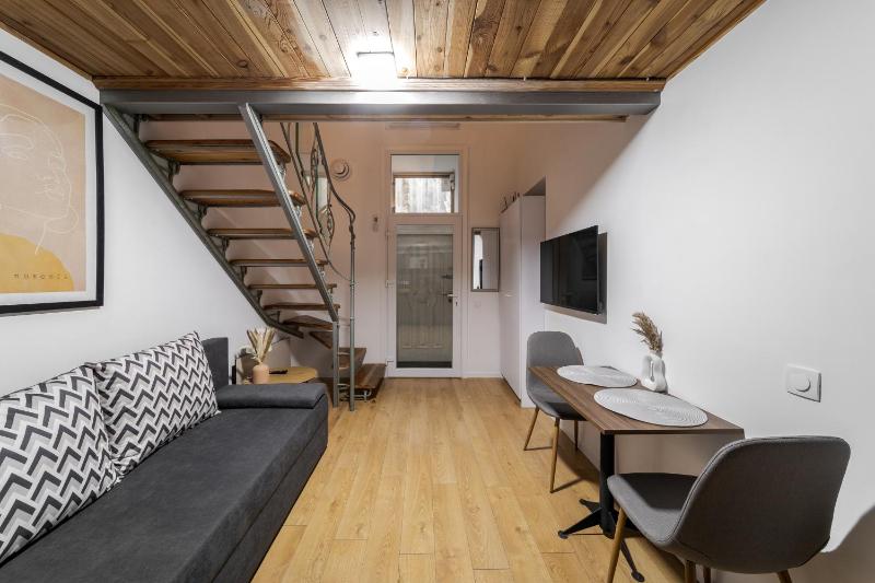 Teatralna apartment with terrace - image 3