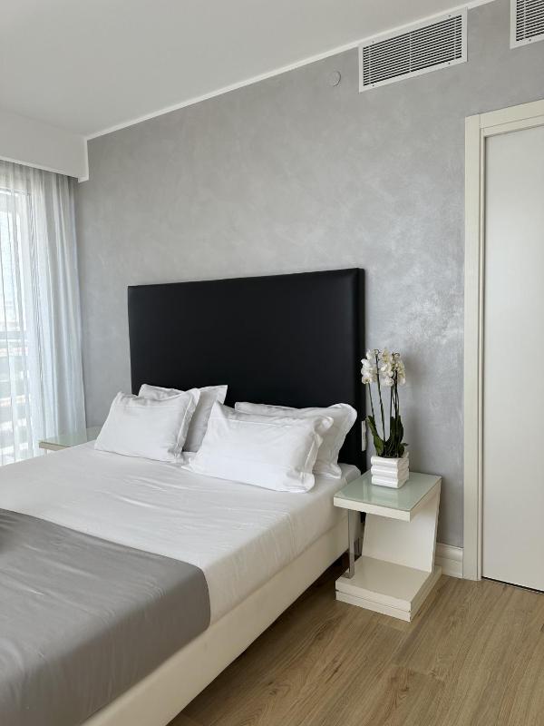 Double Room with Partial Sea View image 1