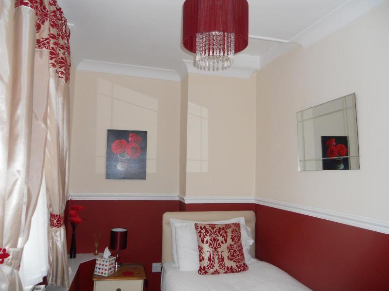 Classic Single Room image 3