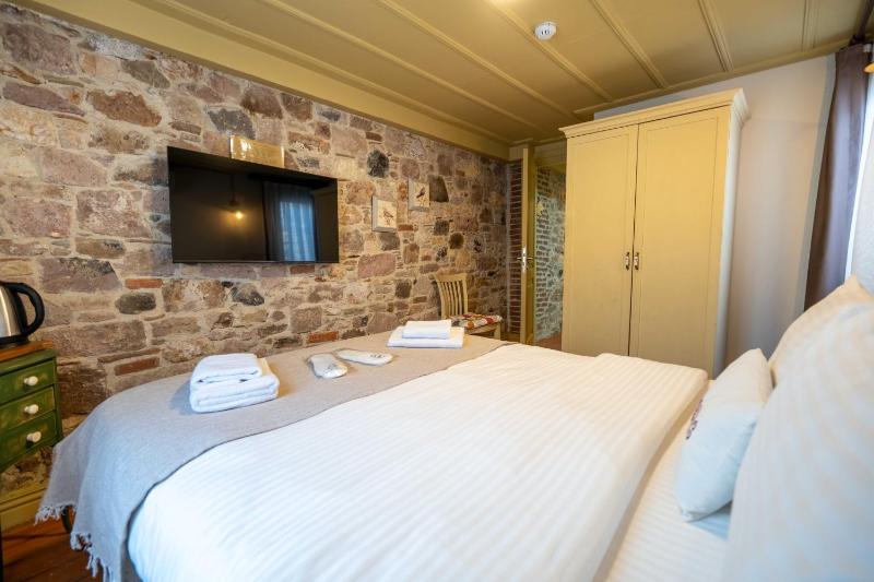 Family Suite with Balcony image 3