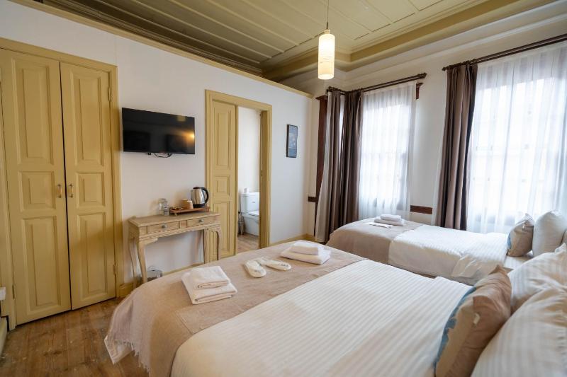 Standard Triple Room image 2