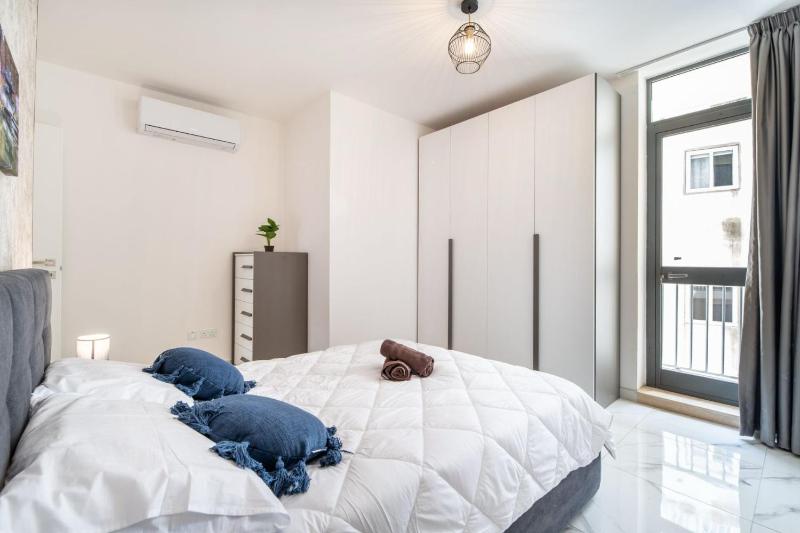 Modern 2BR Escape in St Julians by Buena Vista - image 15