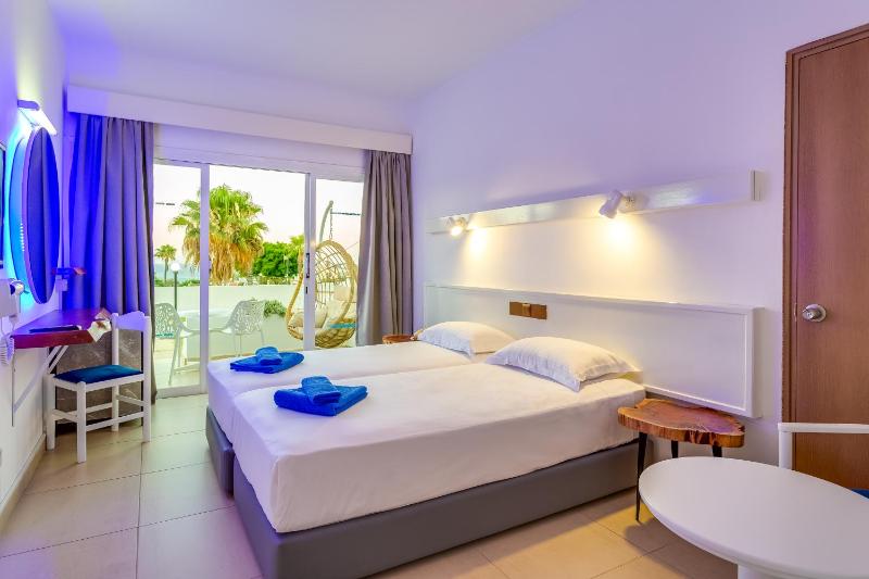 Triple Room with Sea View (2 Adults + 1 Child) image 1